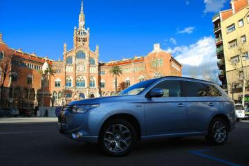 Mitsubishi_Outlander_PHEV_sprzedaz_i_montaz_ladowarek_prądowych_samochodowych_panele_fotowoltaiczne