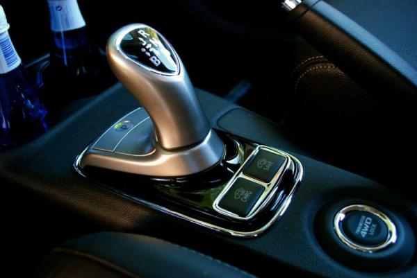 Mitsubishi_Outlander_PHEV_sprzedaz_i_montaz_ladowarek_prądowych_samochodowych_panele_fotowoltaiczne_grafen